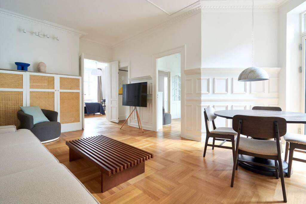 Spacious 3 Bedroom Manor Flat Next To Tivoli Kopenhagen
